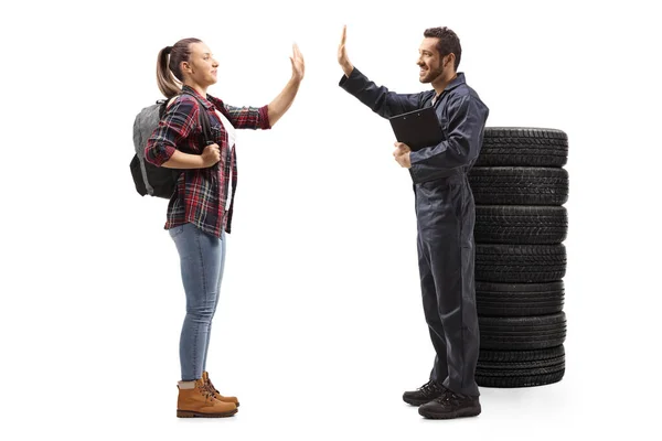 Junger Mechaniker Gestikuliert Mit Einer Studentin Auf Weißem Hintergrund — Stockfoto