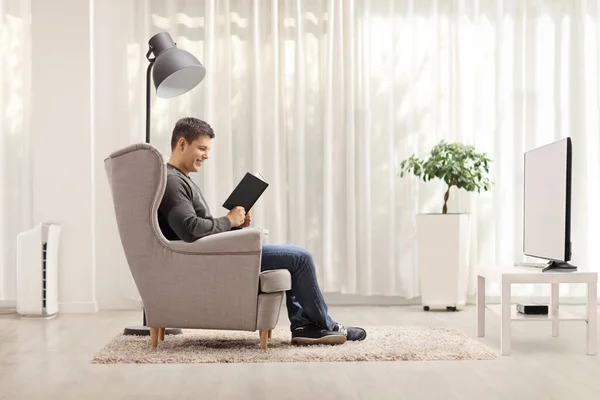 Profile Shot Man Reading Book Sitting Armchair Living Room — Stock Photo, Image
