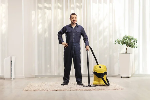 Retrato Comprimento Total Trabalhador Masculino Uniforme Com Aspirador Uma Casa — Fotografia de Stock