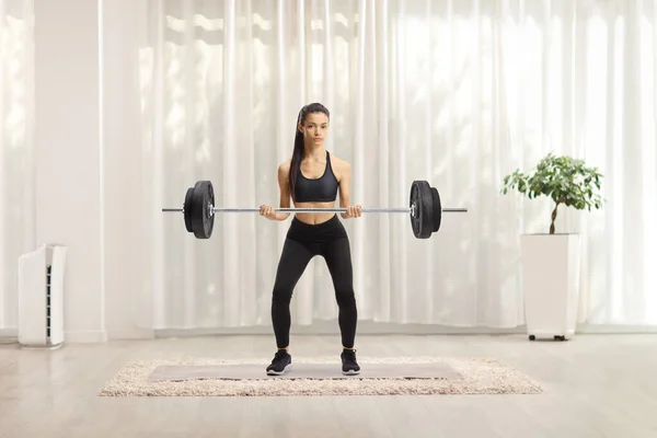 Full Length Portret Van Een Jonge Vrouw Lichaamsbeweging Gewichtheffen Thuis — Stockfoto