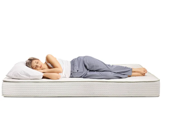 Mladá Žena Pyžamu Spí Pohodlné Matrace Izolované Bílém Pozadí — Stock fotografie