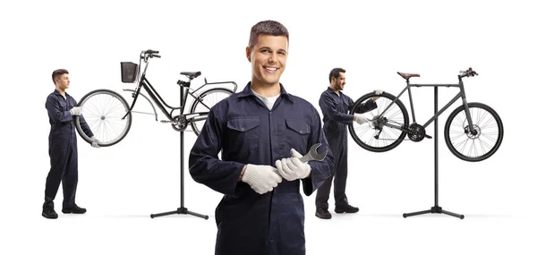 Mecánico Con Llave Inglesa Trabajadores Reparando Bicicletas Aisladas Sobre Fondo —  Fotos de Stock