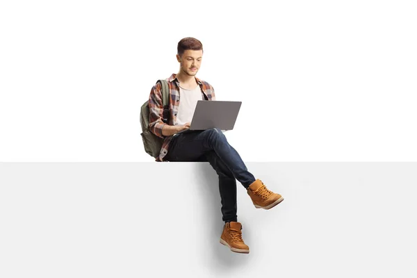 Чоловік Студент Використовує Ноутбук Сидить Порожній Панелі Ізольовані Білому Тлі — стокове фото