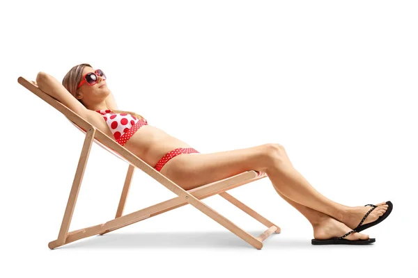 Jonge Vrouw Bikini Zonnebaden Een Lounge Stoel Geïsoleerd Witte Achtergrond — Stockfoto