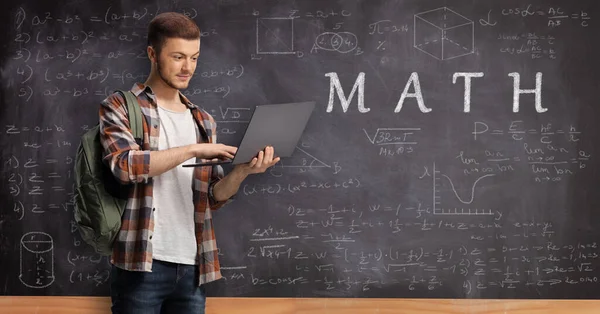 Pizarra Con Texto Matemático Fórmulas Estudiante Masculino Con Ordenador Portátil —  Fotos de Stock