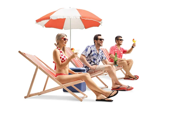 Jovens Banhos Sol Cadeiras Praia Segurando Bebidas Isoladas Fundo Branco — Fotografia de Stock