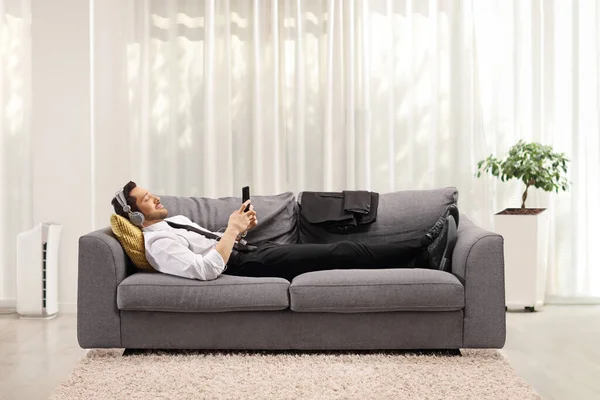 Ganzes Porträt Eines Geschäftsmannes Der Auf Einem Sofa Liegt Und — Stockfoto