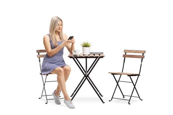 Mujer Joven Vestido Casual Sentada Café Usando Teléfono Móvil Aislado — Foto de Stock