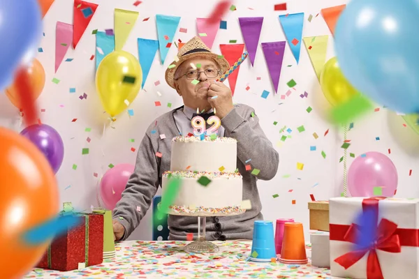 Yaşlı Adam Doğum Gününü Pasta Balon Konfetiyle Kutluyor — Stok fotoğraf
