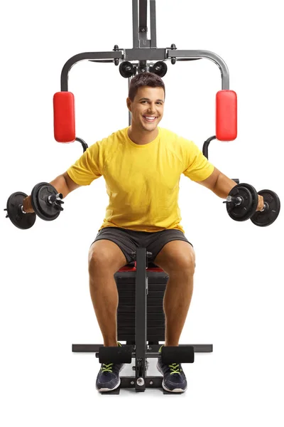 一个面带微笑的男人在健身器械上的画像 带着白色背景的哑铃进行锻炼 — 图库照片