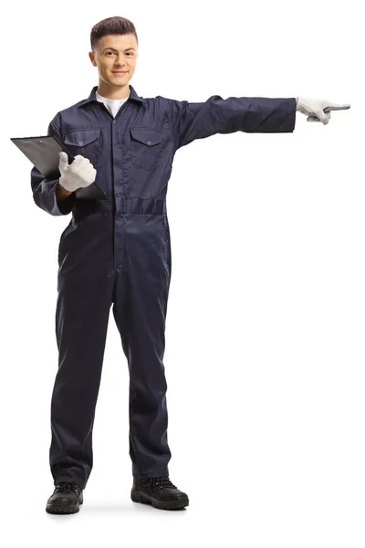 Plně Dlouhý Portrét Mechanika Uniformě Držícího Schránku Ukazujícího Stranu Izolovanou — Stock fotografie