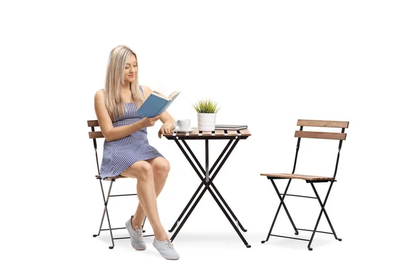 Mujer Joven Sentada Una Mesa Leyendo Libro Aislado Sobre Fondo — Foto de Stock