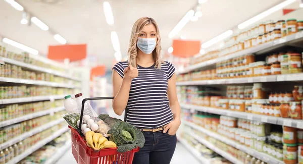 Jovem Mulher Vestindo Uma Máscara Protetora Carregando Uma Cesta Compras — Fotografia de Stock