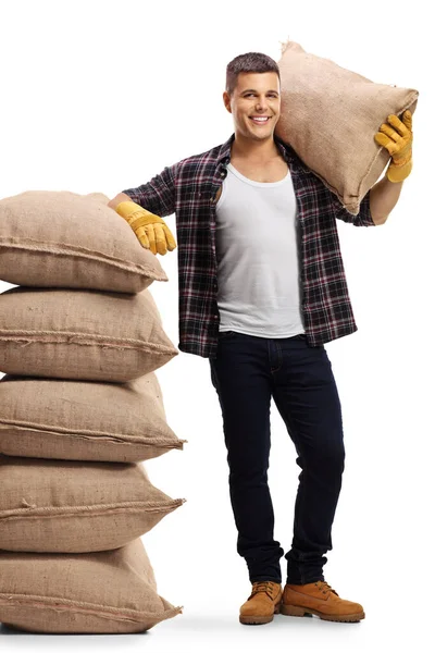 Retrato Comprimento Total Agricultor Apoiado Uma Pilha Sacos Segurando Saco — Fotografia de Stock