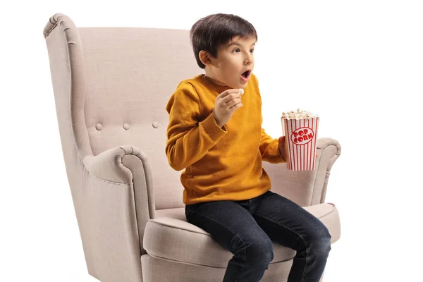Dziecko Fotelu Popcornem Oglądające Film Białym Tle — Zdjęcie stockowe