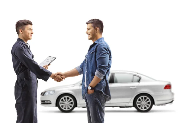 Hombre Que Lleva Coche Taller Reparación Automóviles Estrechando Mano Con —  Fotos de Stock