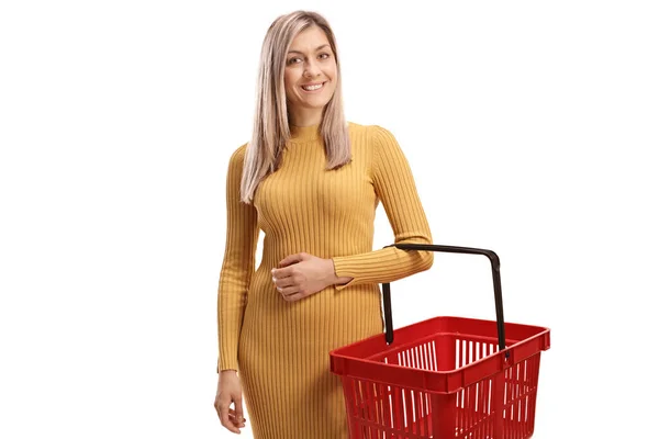 年轻女子面带微笑 拿着一个空购物篮 与白色背景隔离 — 图库照片