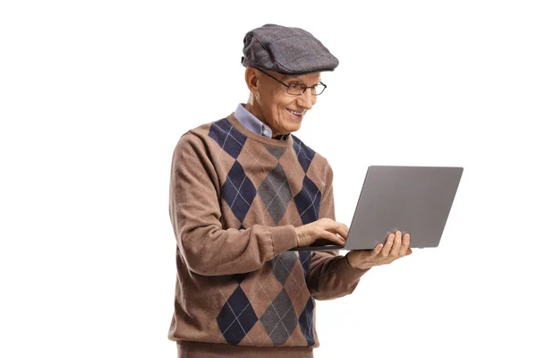 Oudere Man Staande Met Behulp Van Een Laptop Geïsoleerd Witte — Stockfoto