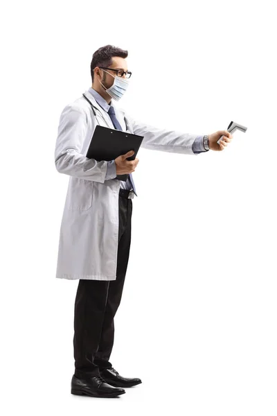 男医生拿着在白色背景上隔离的温度计拍摄的全长轮廓 — 图库照片