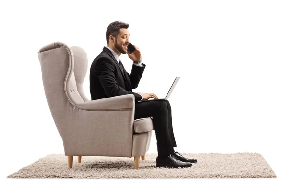 Biznesmen Pracujący Domu Laptopie Rozmawiający Przez Telefon Komórkowy Odizolowany Białym — Zdjęcie stockowe