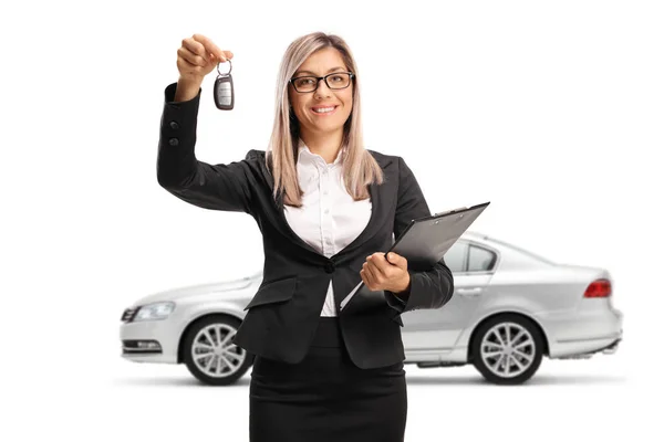 Empresaria Con Coche Plateado Sosteniendo Una Llave Aislada Sobre Fondo —  Fotos de Stock