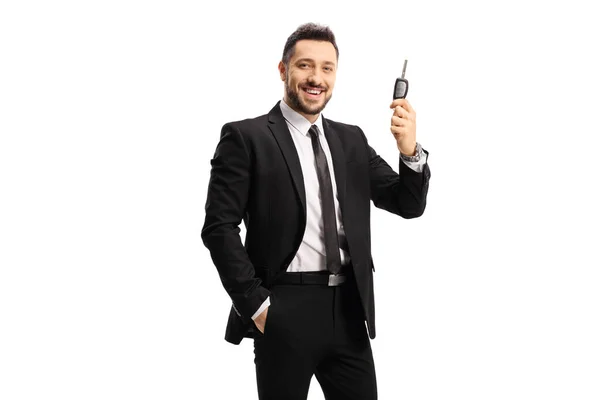 Šťastný Muž Černém Obleku Drží Klíček Auta Izolované Bílém Pozadí — Stock fotografie