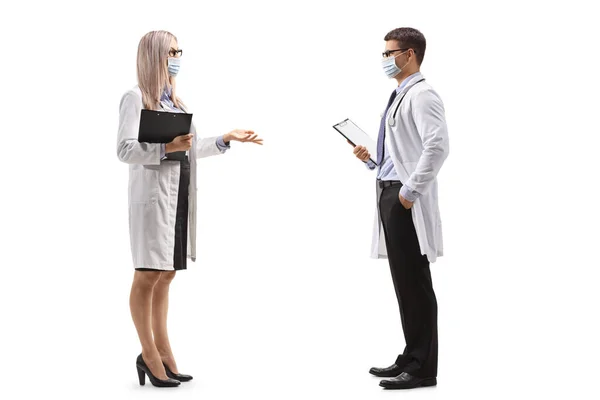 男医生和女医生带着防护面罩在白色背景下单独谈话的全长照片 — 图库照片