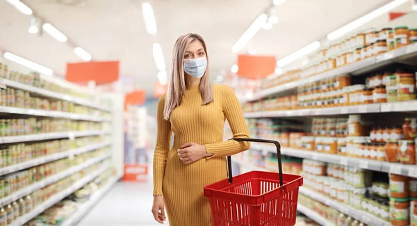 Jonge Vrouw Met Een Boodschappenmandje Met Een Beschermend Gezichtsmasker Een — Stockfoto