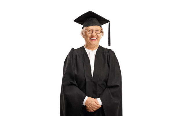 Пожилая женщина выпускница в платье и улыбаясь изолированы на белом фоне
