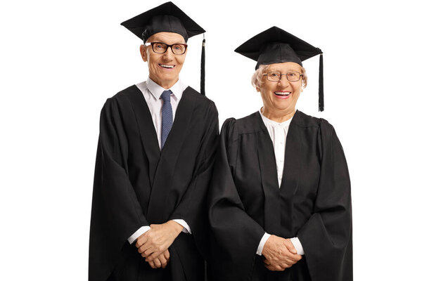 Пожилые мужчина и женщина в выпускном платье и улыбаются изолированно на белом фоне
