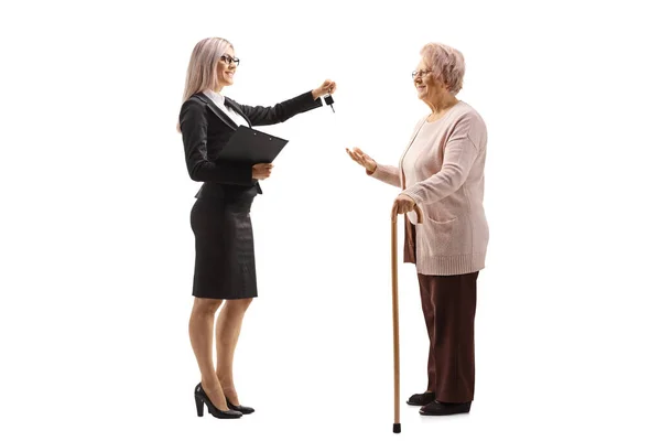 Full Length Profile Shot Professional Woman Giving Car Keys Elderly — Stock Photo, Image