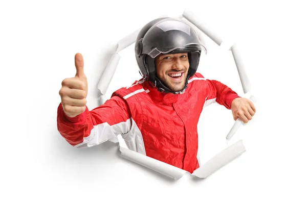 Vrolijke Vrolijke Racer Met Een Helm Gluren Door Een Gescheurd — Stockfoto