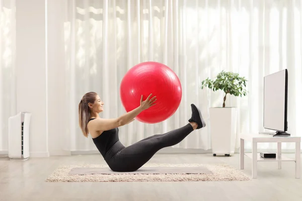 Gelukkig Jong Vrouw Sportkleding Oefening Met Een Fitness Bal Voorkant — Stockfoto