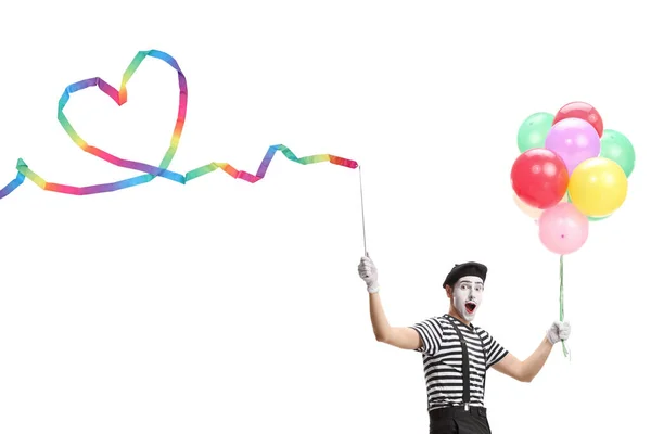 Pantomime Homme Tenant Ruban Avec Une Forme Coeur Tas Ballons — Photo