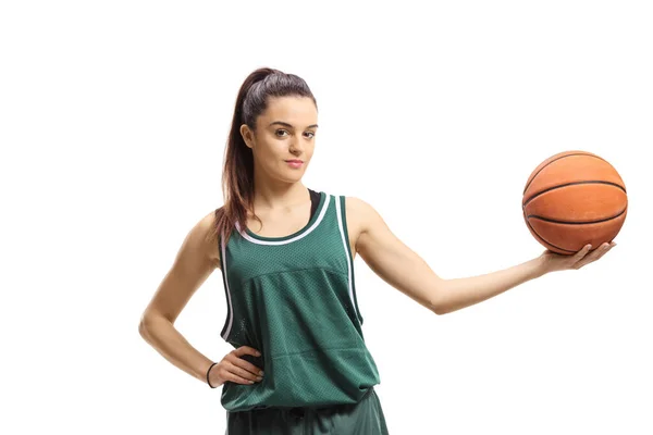 Žena Basketbalista Pózuje Košem Jedné Ruce Izolované Bílém Pozadí — Stock fotografie