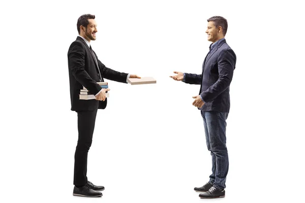 Foto Perfil Completo Hombre Con Traje Negro Dando Libro Otro — Foto de Stock