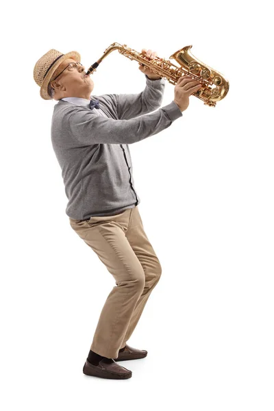 Pełna Długość Zdjęcia Starszego Mężczyzny Grającego Saksofonie Białym Tle — Zdjęcie stockowe