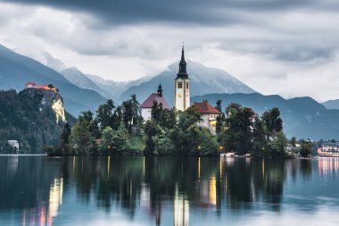 Slovenya, Avrupa 'daki Bled Gölü' ndeki ada ve şapel. Yazın veya sonbaharda kasvetli bulutlu bir manzara. Popüler bir turizm merkezi.