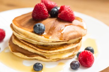 Kahvaltı. Çilek. Krep. Ahşap bir masa üzerinde romantik kahvaltı. Bahar sabahı. Rahat.