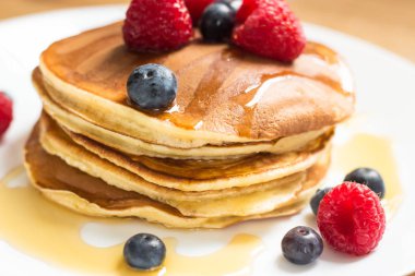 Kahvaltı. Çilek. Krep. Ahşap bir masa üzerinde romantik kahvaltı. Bahar sabahı. Rahat.