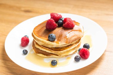Kahvaltı. Çilek. Krep. Ahşap bir masa üzerinde romantik kahvaltı. Bahar sabahı. Rahat.