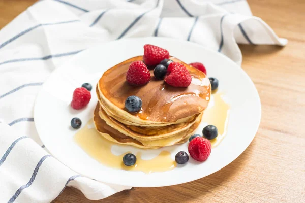 Ontbijt. Bessen. Pannenkoeken. Romantisch ontbijt op een houten tafel. Lente ochtend. Gezellige. — Stockfoto