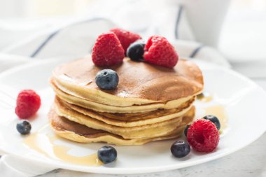 Kahvaltı. Çilek. Krep. Ahşap bir masa üzerinde romantik kahvaltı. Bahar sabahı. Rahat.