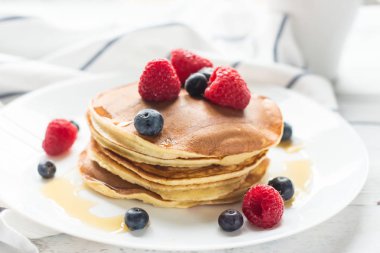 Kahvaltı. Çilek. Krep. Ahşap bir masa üzerinde romantik kahvaltı. Bahar sabahı. Rahat.