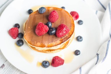 Kahvaltı. Çilek. Krep. Ahşap bir masa üzerinde romantik kahvaltı. Bahar sabahı. Rahat.