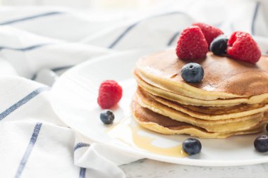 Kahvaltı. Çilek. Krep. Ahşap bir masa üzerinde romantik kahvaltı. Bahar sabahı. Rahat.
