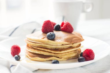 Kahvaltı. Çilek. Krep. Ahşap bir masa üzerinde romantik kahvaltı. Bahar sabahı. Rahat.