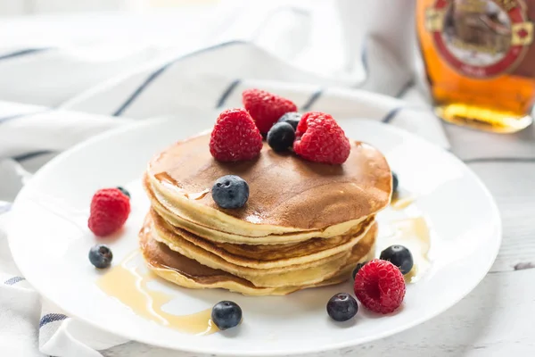 Ontbijt. Bessen. Pannenkoeken. Romantisch ontbijt op een houten tafel. Lente ochtend. Gezellige. — Stockfoto