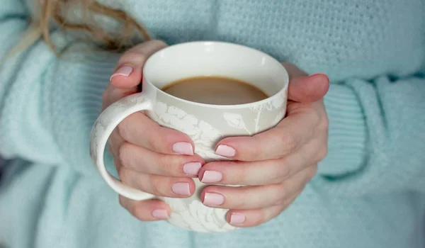 Kaffee. Frau mit einer Tasse Kaffee. Eine Frau im Strickpullover hält eine Tasse in der Hand. gemütlich. — Stockfoto