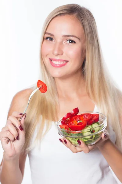 Jovem mulher bonita come salada de legumes. Alimentação saudável. Para estar em forma . — Fotografia de Stock